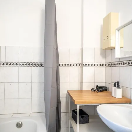 & Work - 3 Bed - 7 Beds