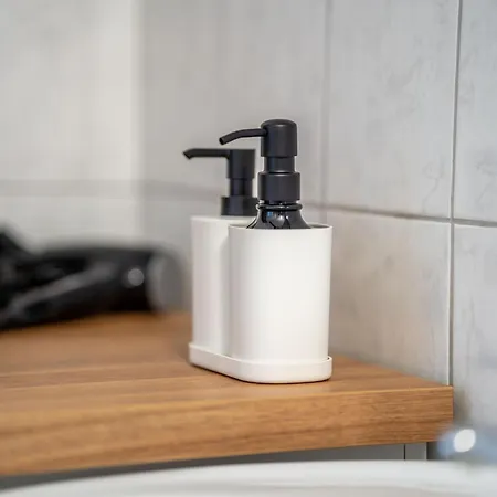 & Work - 3 Bed - 7 Beds *