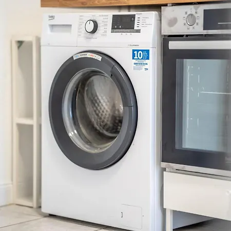 & Work - 3 Bed - 7 Beds *