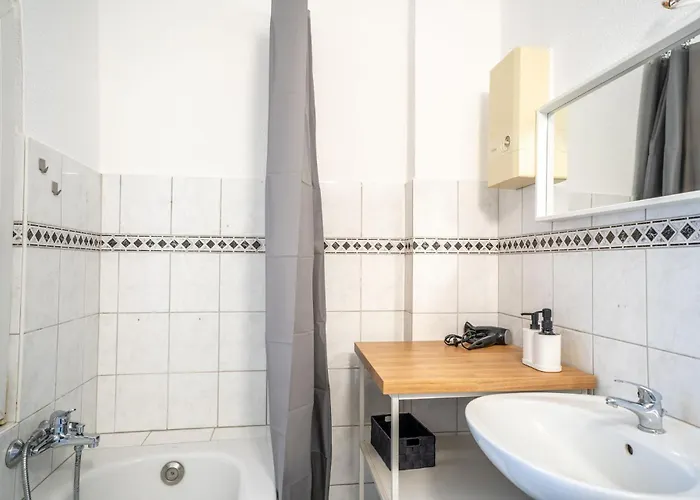 & Work - 3 Bed - 7 Beds