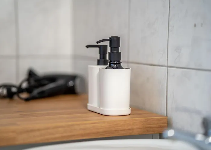 & Work - 3 Bed - 7 Beds *