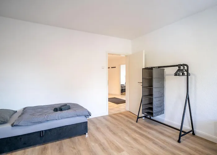 & Work - 3 Bed - 7 Beds *