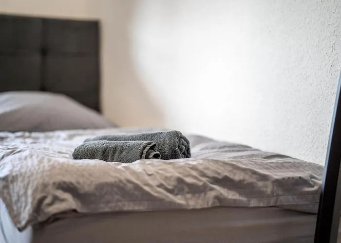 & Work - 3 Bed - 7 Beds