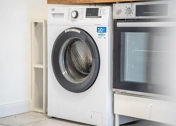 & Work - 3 Bed - 7 Beds *